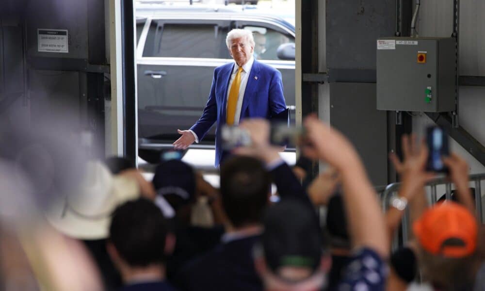 El candidato presidencial republicano Donald J. Trump llega para hablar con la prensa en el hangar del aeropuerto privado Million Air en el Aeropuerto Internacional Austin-Bergstrom en Austin. EFE/EPA/DUSTIN SAFRANEK