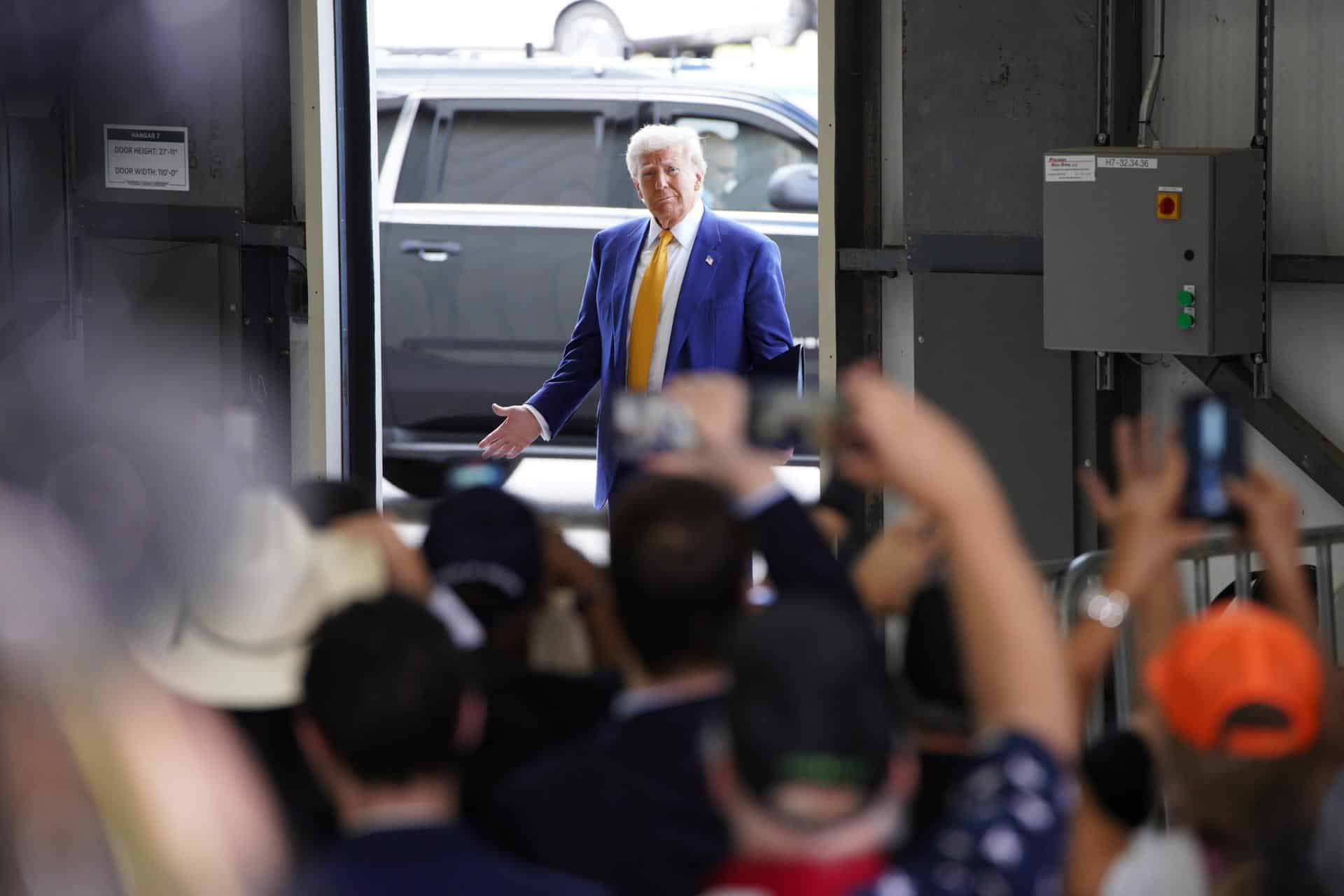 El candidato presidencial republicano Donald J. Trump llega para hablar con la prensa en el hangar del aeropuerto privado Million Air en el Aeropuerto Internacional Austin-Bergstrom en Austin. EFE/EPA/DUSTIN SAFRANEK