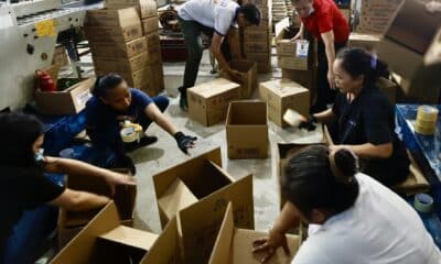 Voluntarios preparan ayuda en Manila ante la llegada prevista el jueves de la tormenta Trami a Filipinas. EFE/EPA/FRANCIS R. MALASIG