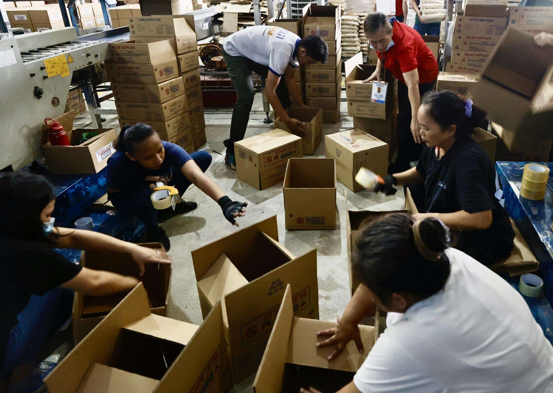 Voluntarios preparan ayuda en Manila ante la llegada prevista el jueves de la tormenta Trami a Filipinas. EFE/EPA/FRANCIS R. MALASIG