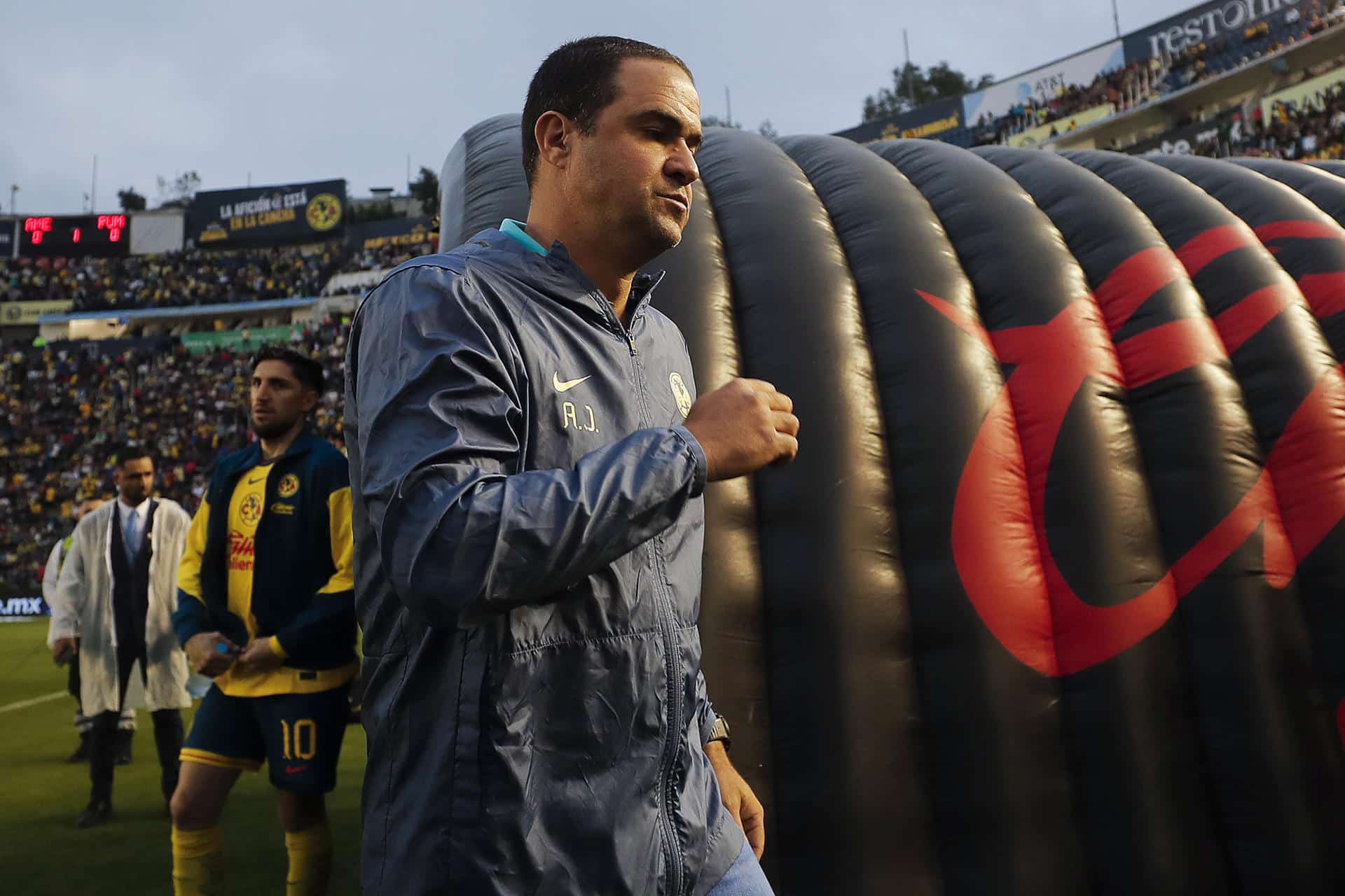 El entrenador del América, Andre Soares, reacciona durante un partido por la jornada 10 del torneo Apertura 2024 de la Liga MX, entre América y Pumas, en el estadio Ciudad de los Deportes, en Ciudad de México (México). Imagen de archivo. EFE/ Isaac Esquivel