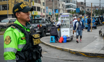 Un miembro de la Policía de Perú custodia una calle este viernes, en Lima (Perú). EFE/ STR