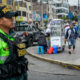 Un miembro de la Policía de Perú custodia una calle este viernes, en Lima (Perú). EFE/ STR