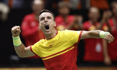 El jugador de la selección española, Roberto Bautista, celebra su victoria ante el jugador de Francia, Arthur Fils, en la cuarta jornada del Grupo B de las Finales de la Copa Davis 2024 en Valencia. . EFE/Kai Foersterling