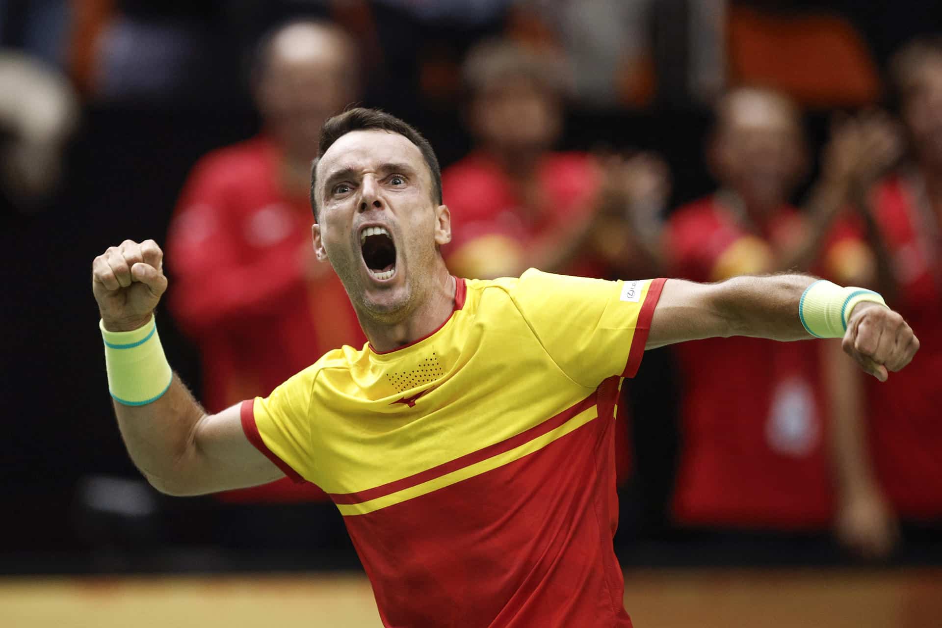 El jugador de la selección española, Roberto Bautista, celebra su victoria ante el jugador de Francia, Arthur Fils, en la cuarta jornada del Grupo B de las Finales de la Copa Davis 2024 en Valencia. . EFE/Kai Foersterling