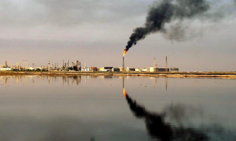 Imagen de archivo de una refinería de petróleo. EFE/ALAA AL-SHEMAREE