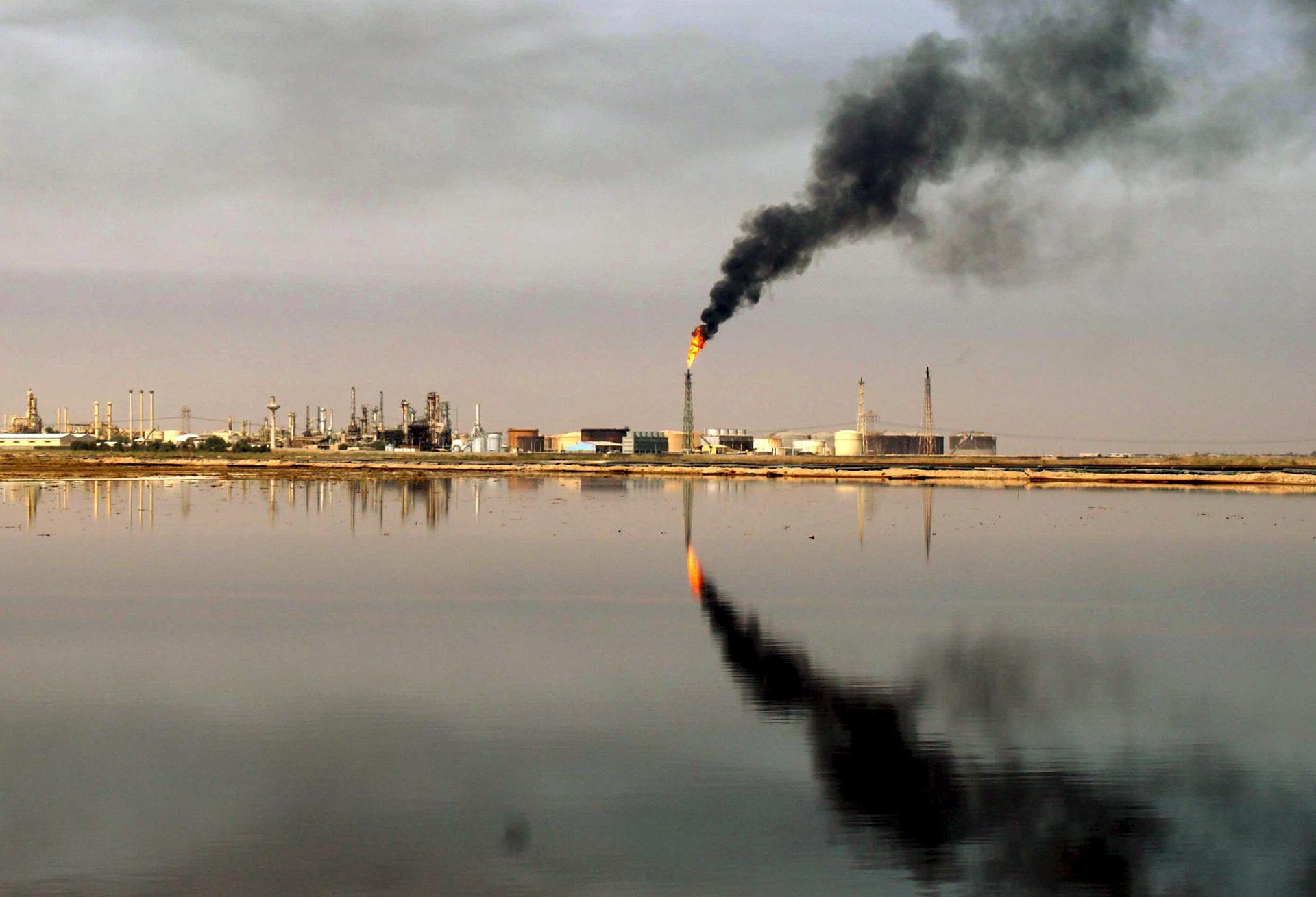 Imagen de archivo de una refinería de petróleo. EFE/ALAA AL-SHEMAREE