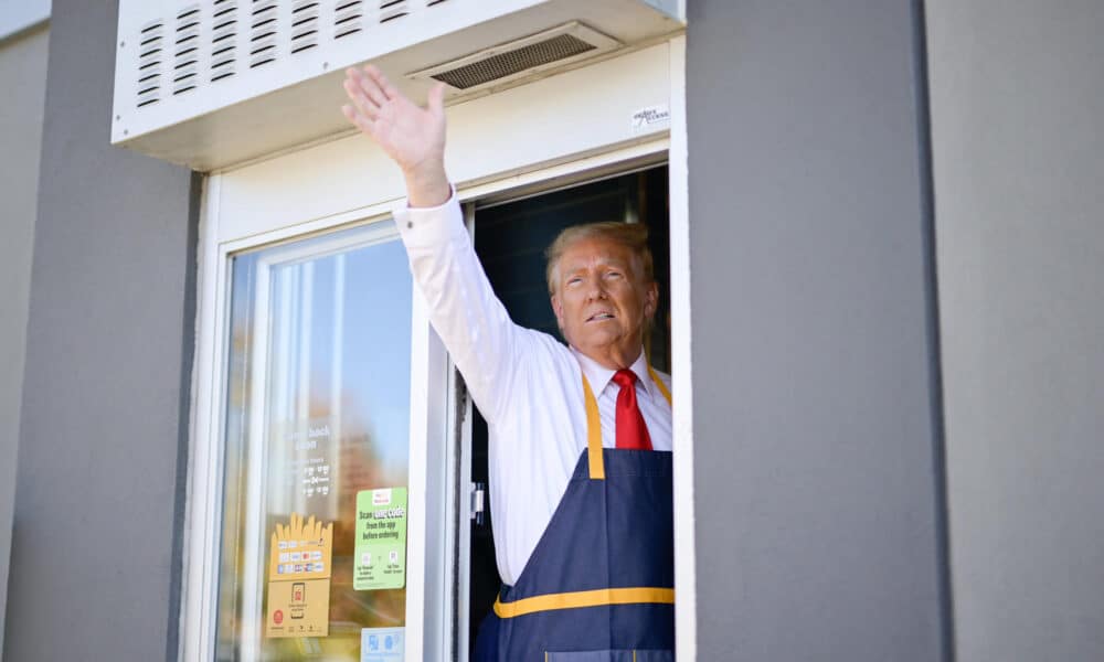 Fotografía tomada de la cuenta en X del asesor de comunicación del candidato republicano a la Casa Blanca, el expresidente (2017-2021) Donald Trump, Dan Scavino Jr., donde se ve a Trump saludando desde un local de McDonald's en Feasterville (EE.UU.). EFE/ @danscavino /SOLO USO EDITORIAL/ SOLO DISPONIBLE PARA ILUSTRAR LA NOTICIA QUE ACOMPAÑA (CRÉDITO OBLIGATORIO)