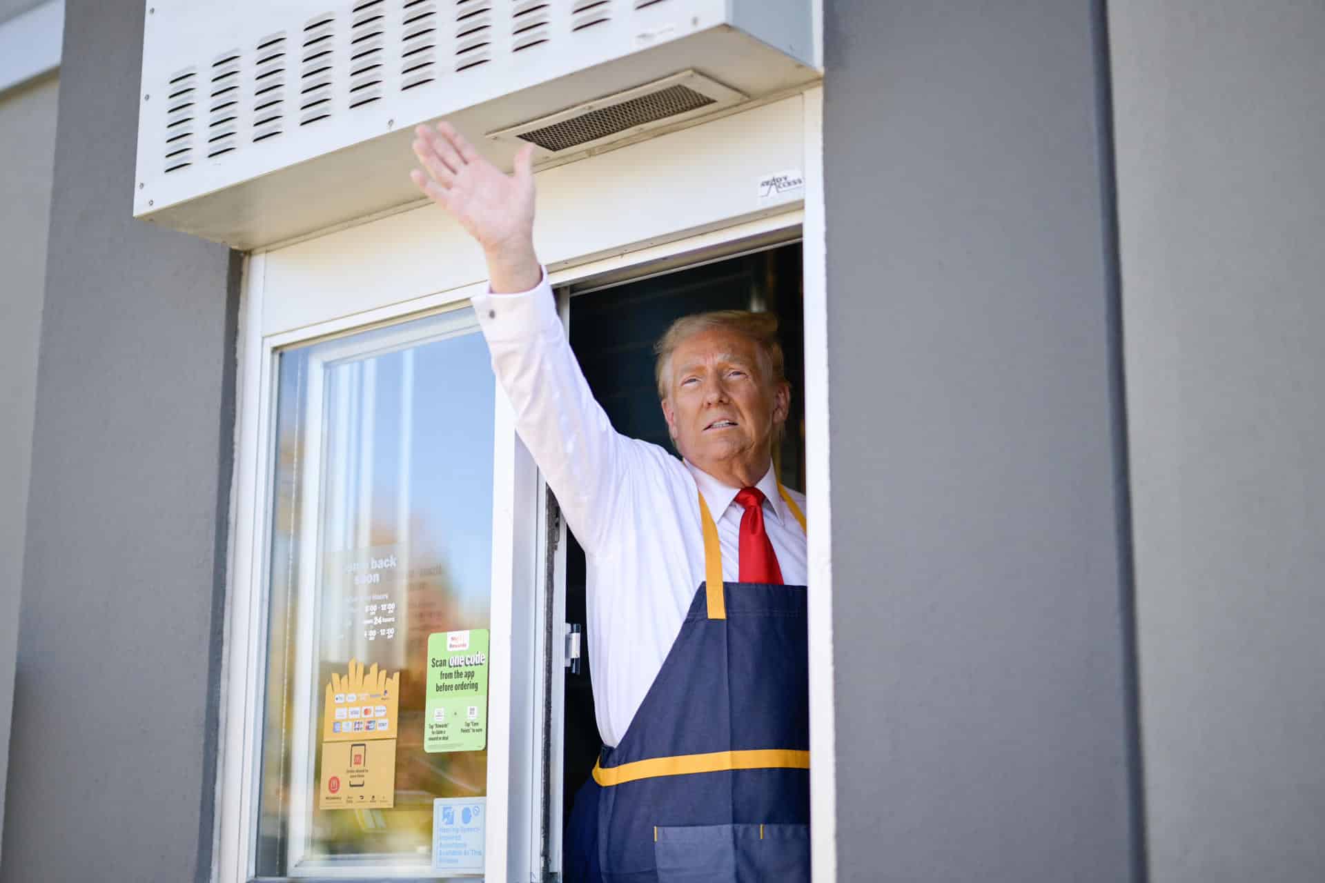 Fotografía tomada de la cuenta en X del asesor de comunicación del candidato republicano a la Casa Blanca, el expresidente (2017-2021) Donald Trump, Dan Scavino Jr., donde se ve a Trump saludando desde un local de McDonald's en Feasterville (EE.UU.). EFE/ @danscavino /SOLO USO EDITORIAL/ SOLO DISPONIBLE PARA ILUSTRAR LA NOTICIA QUE ACOMPAÑA (CRÉDITO OBLIGATORIO)