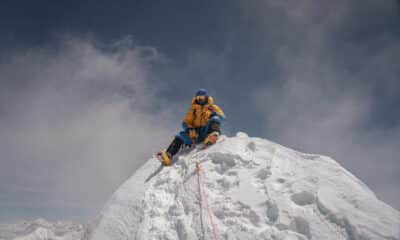 El escalador nepalí Nima Rinji, de 18 años, se convirtió este miércoles en la persona más joven en alcanzar la cima de las catorce montañas más altas del planeta, tras completar su ascenso al Sisapangma, de 8.027 metros. EFE / Bikram Karki, portavoz de Nima Rinji // SOLO USO EDITORIAL/SOLO DISPONIBLE PARA ILUSTRAR LA NOTICIA QUE ACOMPAÑA (CRÉDITO OBLIGATORIO)