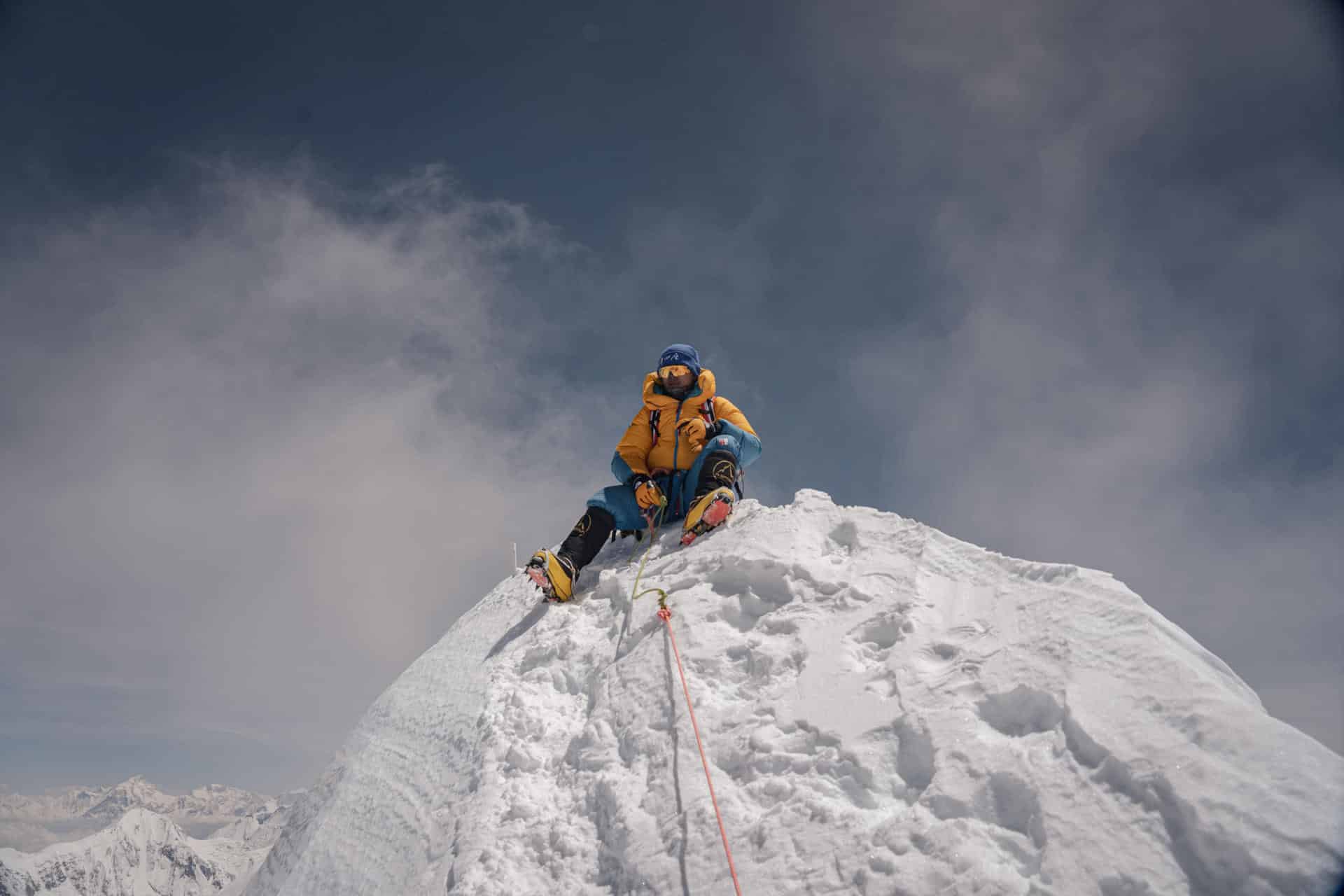 El escalador nepalí Nima Rinji, de 18 años, se convirtió este miércoles en la persona más joven en alcanzar la cima de las catorce montañas más altas del planeta, tras completar su ascenso al Sisapangma, de 8.027 metros. EFE / Bikram Karki, portavoz de Nima Rinji // SOLO USO EDITORIAL/SOLO DISPONIBLE PARA ILUSTRAR LA NOTICIA QUE ACOMPAÑA (CRÉDITO OBLIGATORIO)