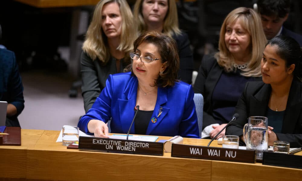 Fotografía cedida por la ONU donde aparece la directora ejecutiva de ONU Mujeres, Sima Bahous (i), mientras habla durante una reunión del Consejo de Seguridad sobre 'Mujeres, paz y seguridad', celebrada este jueves en la sede del organismo internacional en Nueva York (EE.UU.). EFE/Loey Felipe/ONU