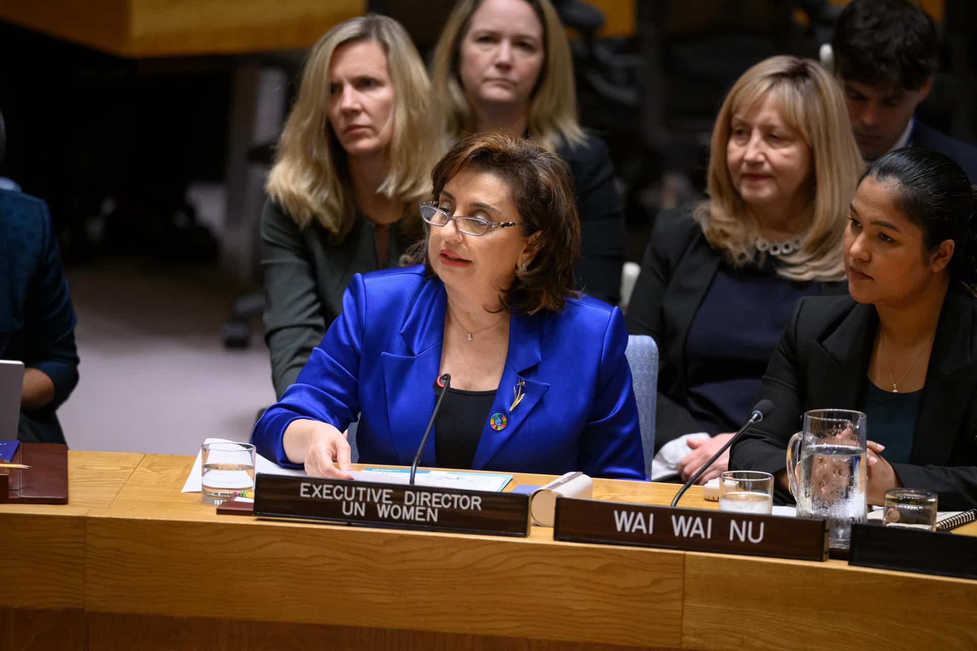 Fotografía cedida por la ONU donde aparece la directora ejecutiva de ONU Mujeres, Sima Bahous (i), mientras habla durante una reunión del Consejo de Seguridad sobre 'Mujeres, paz y seguridad', celebrada este jueves en la sede del organismo internacional en Nueva York (EE.UU.). EFE/Loey Felipe/ONU