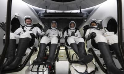 Fotografía cedida por la NASA donde aparecen el cosmonauta de Roscosmos, Alexander Grebenkin (i); los astronautas de la NASA Michael Barratt (2i), y Matthew Dominick (2d),  y Jeanette Epps (d), sentados dentro de la nave espacial Dragon Endeavour de SpaceX poco después de haber aterrizado este viernes 25 de octubre en el Golfo de México frente a la costa de Pensacola, Florida (EE. UU). EFE/Joel Kowsky/NASA /SOLO USO EDITORIAL /NO VENTAS /SOLO DISPONIBLE PARA ILUSTRAR LA NOTICIA QUE ACOMPAÑA /CRÉDITO OBLIGATORIO