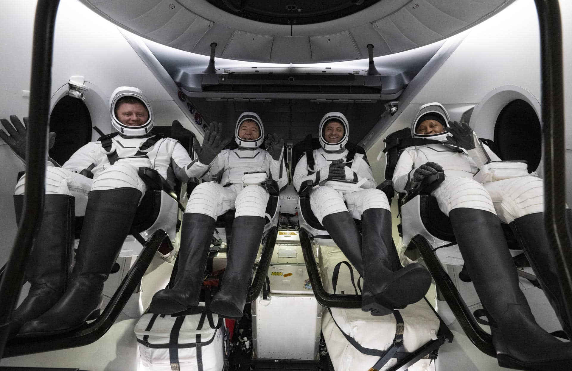 Fotografía cedida por la NASA donde aparecen el cosmonauta de Roscosmos, Alexander Grebenkin (i); los astronautas de la NASA Michael Barratt (2i), y Matthew Dominick (2d),  y Jeanette Epps (d), sentados dentro de la nave espacial Dragon Endeavour de SpaceX poco después de haber aterrizado este viernes 25 de octubre en el Golfo de México frente a la costa de Pensacola, Florida (EE. UU). EFE/Joel Kowsky/NASA /SOLO USO EDITORIAL /NO VENTAS /SOLO DISPONIBLE PARA ILUSTRAR LA NOTICIA QUE ACOMPAÑA /CRÉDITO OBLIGATORIO