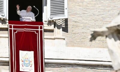 El Papa Francisco dirige la oración del Ángelus desde su ventana en la plaza de San Pedro, el 13 de octubre de 2024, en el Vaticano. EFE/Riccardo Antimiani