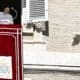 El Papa Francisco dirige la oración del Ángelus desde su ventana en la plaza de San Pedro, el 13 de octubre de 2024, en el Vaticano. EFE/Riccardo Antimiani