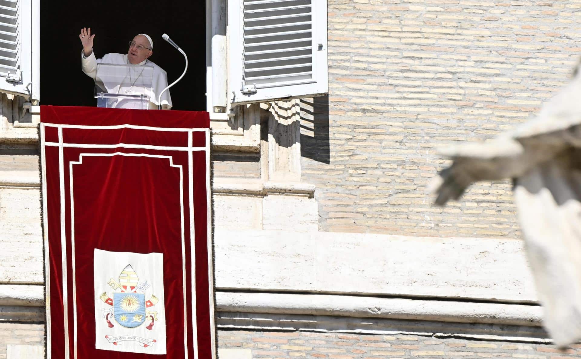 El Papa Francisco dirige la oración del Ángelus desde su ventana en la plaza de San Pedro, el 13 de octubre de 2024, en el Vaticano. EFE/Riccardo Antimiani