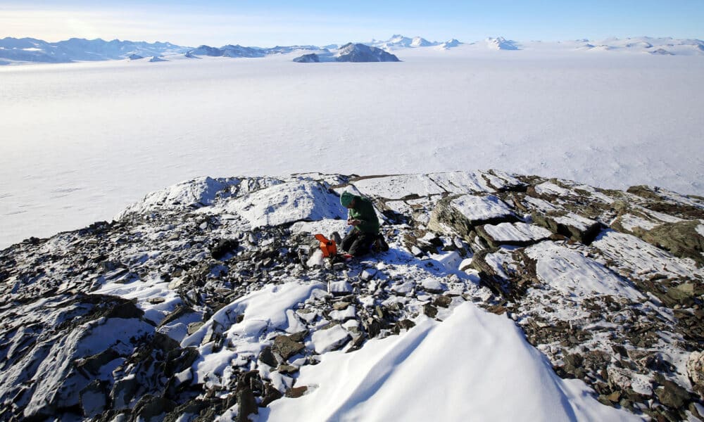 Imagen de archivo que muestra a un científico extrayendo muestras en el monte Rossman Cove, cerca del campamento Glaciar Union, Antártida. EFE/Felipe Trueba