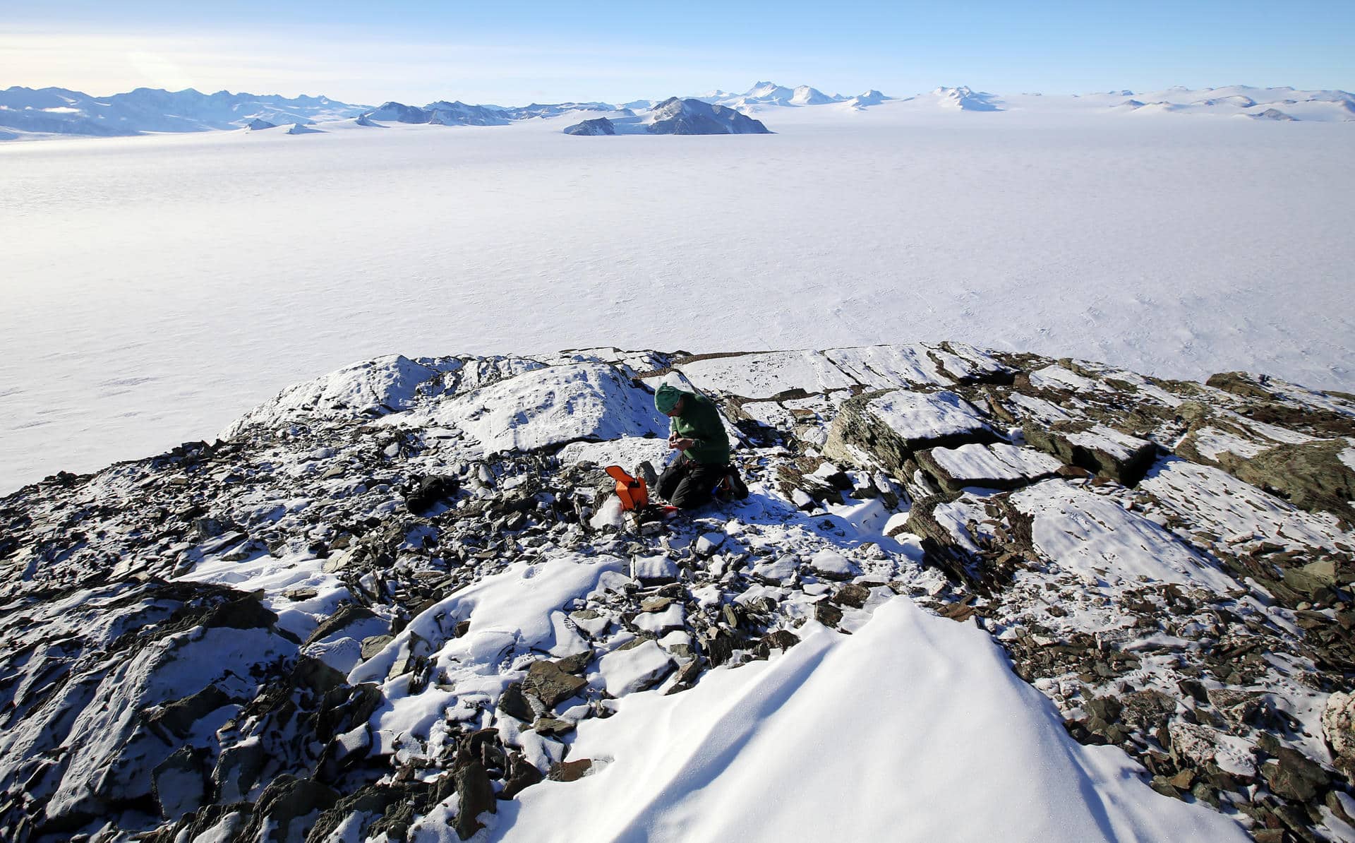 Imagen de archivo que muestra a un científico extrayendo muestras en el monte Rossman Cove, cerca del campamento Glaciar Union, Antártida. EFE/Felipe Trueba