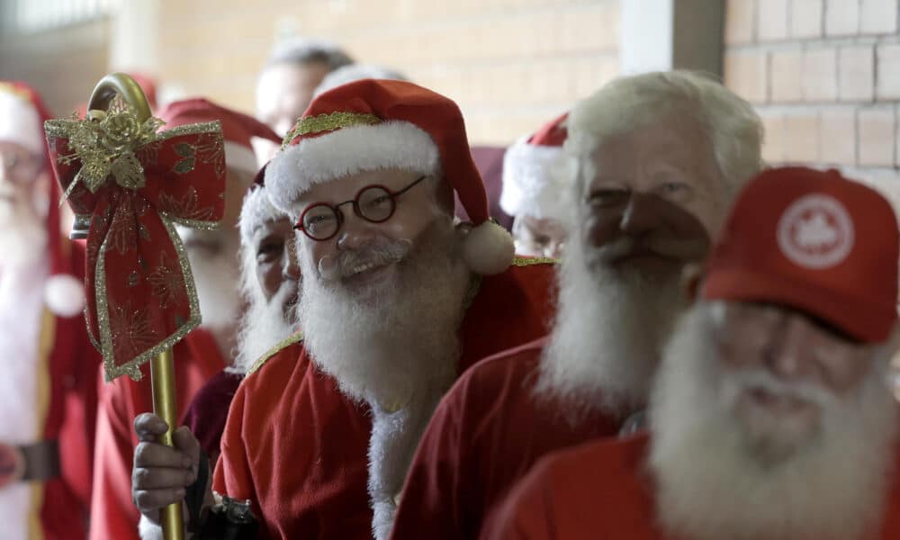 Estudiantes que se capacitaron para representar a 'Santa' se acreditan para interpretar durante la temporada navideña al simpático y canoso personaje, este martes, en Río de Janeiro (Brasil). EFE/ Antonio Lacerda