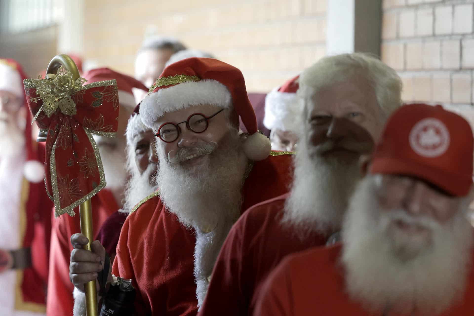 Estudiantes que se capacitaron para representar a 'Santa' se acreditan para interpretar durante la temporada navideña al simpático y canoso personaje, este martes, en Río de Janeiro (Brasil). EFE/ Antonio Lacerda