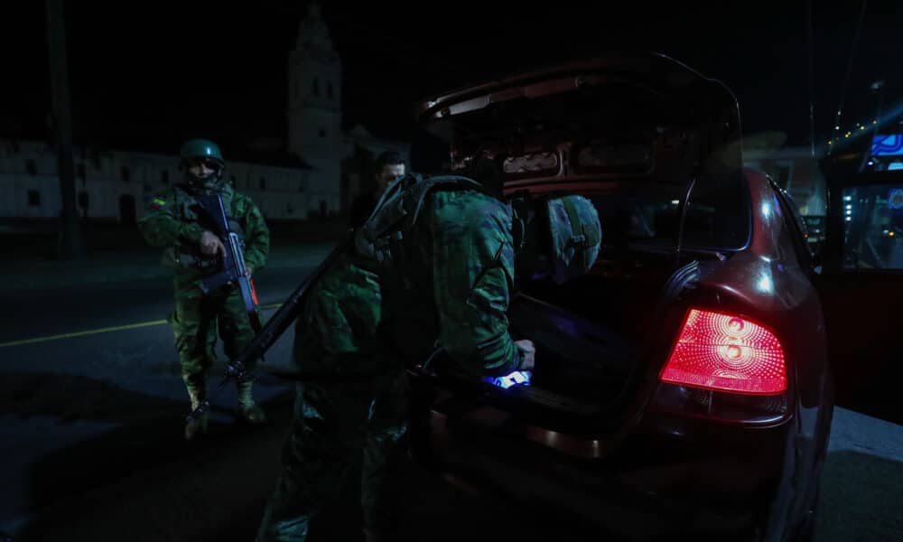 Fotografía de archivo del 18 de septiembre de 2024 de militares que realizan controles en las calles tras el inicio de apagones por crisis energética en Quito (Ecuador). EFE/ José Jácome