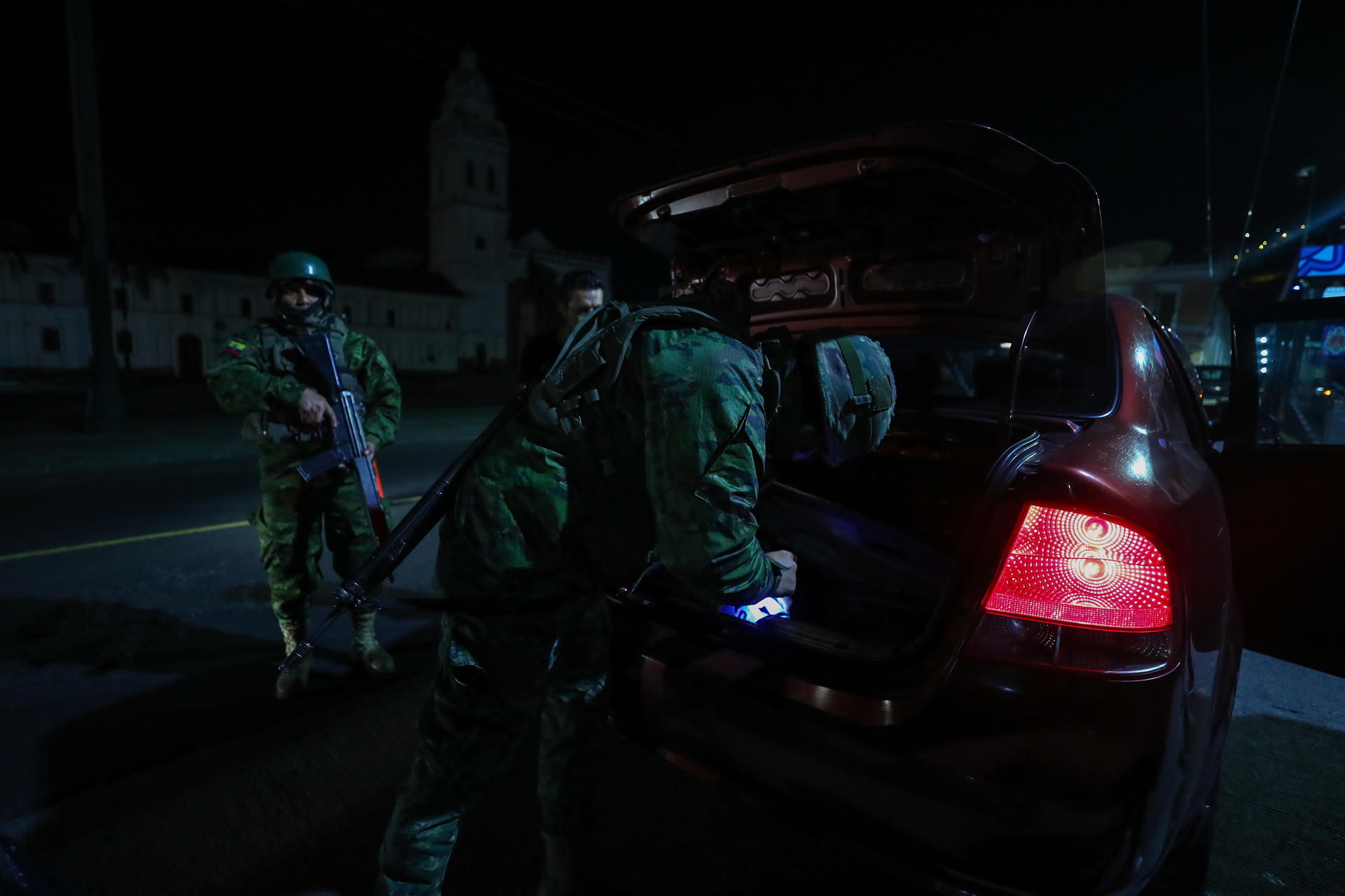 Fotografía de archivo del 18 de septiembre de 2024 de militares que realizan controles en las calles tras el inicio de apagones por crisis energética en Quito (Ecuador). EFE/ José Jácome