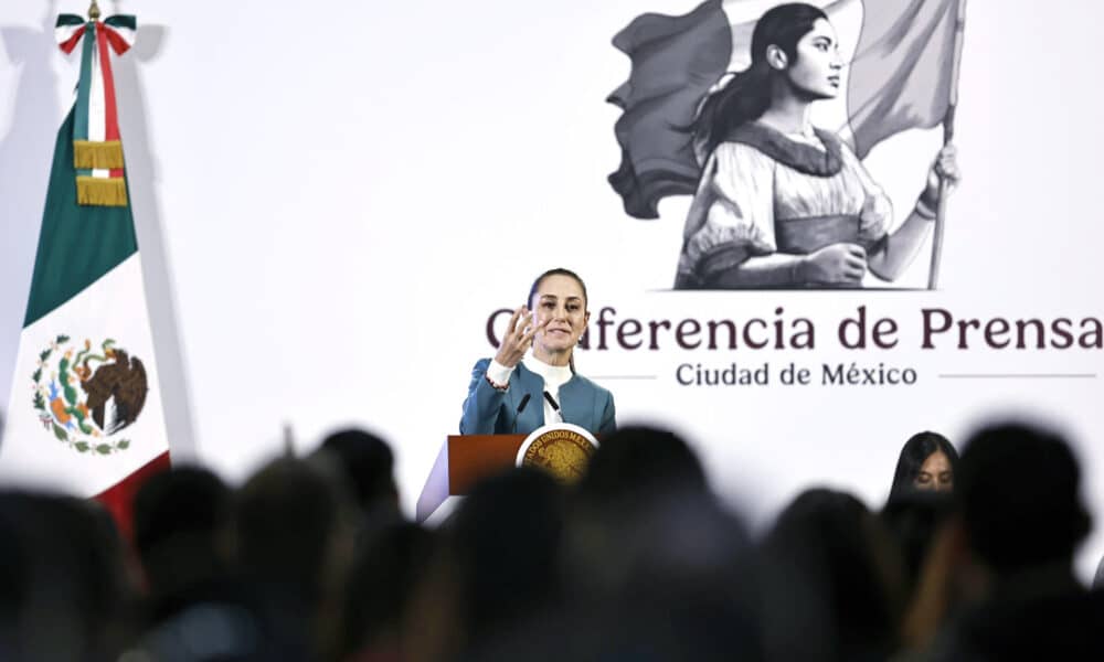 La presidenta de México Claudia Sheinbaum, habla este jueves, durante una conferencia de prensa en Palacio Nacional de la Ciudad de México (México). EFE/ Sáshenka Gutiérrez