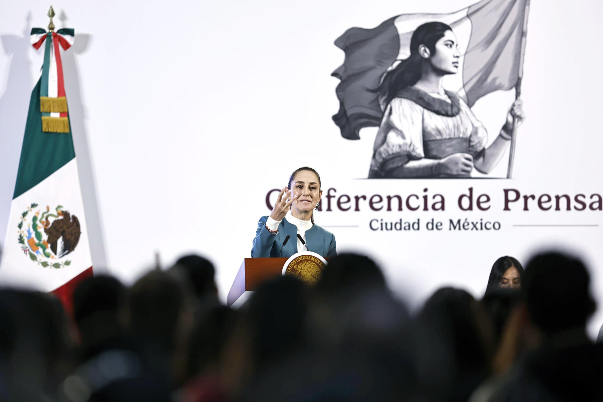 La presidenta de México Claudia Sheinbaum, habla este jueves, durante una conferencia de prensa en Palacio Nacional de la Ciudad de México (México). EFE/ Sáshenka Gutiérrez