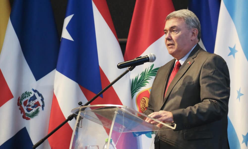 El defensor del Pueblo de Paraguay, Rafael Ávila, habla durante la inauguración de la XIX Asamblea General de la Federación Iberoamericana del Ombudsperson (FIO), este miércoles, en Asunción (Paraguay).. EFE/ Nina Osorio