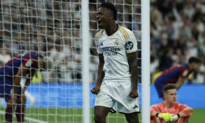 El brasileño Vinicius Jr., del Real Madrid, celebra el segundo gol del equipo durante el partido de la jornada 32 de LaLiga EA Sports entre Real Madrid y FC Barcelona, disputado en el estadio Santiago Bernabéu de Madrid, en una foto de archivo. EFE/Juanjo Martín