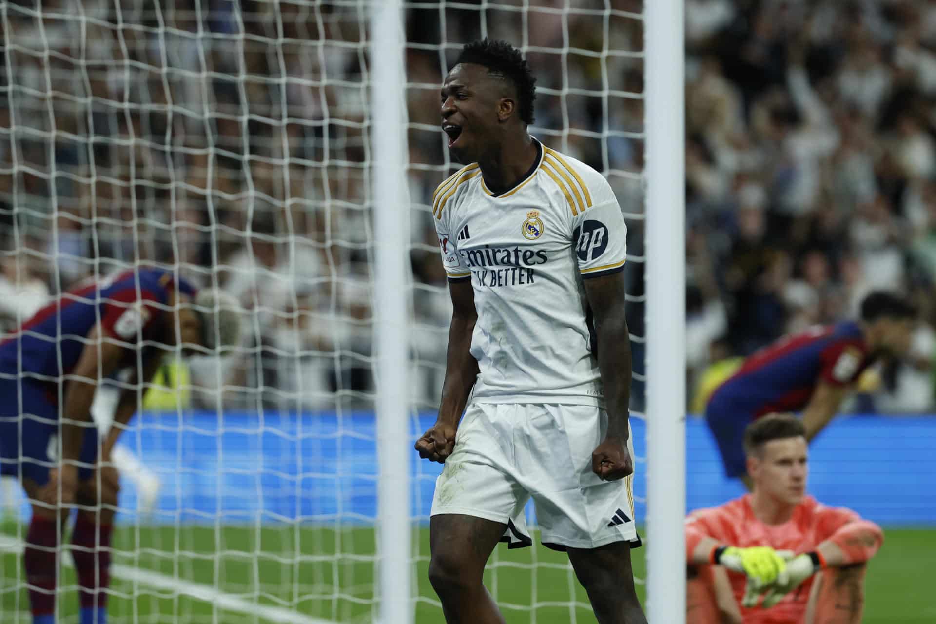 El brasileño Vinicius Jr., del Real Madrid, celebra el segundo gol del equipo durante el partido de la jornada 32 de LaLiga EA Sports entre Real Madrid y FC Barcelona, disputado en el estadio Santiago Bernabéu de Madrid, en una foto de archivo. EFE/Juanjo Martín