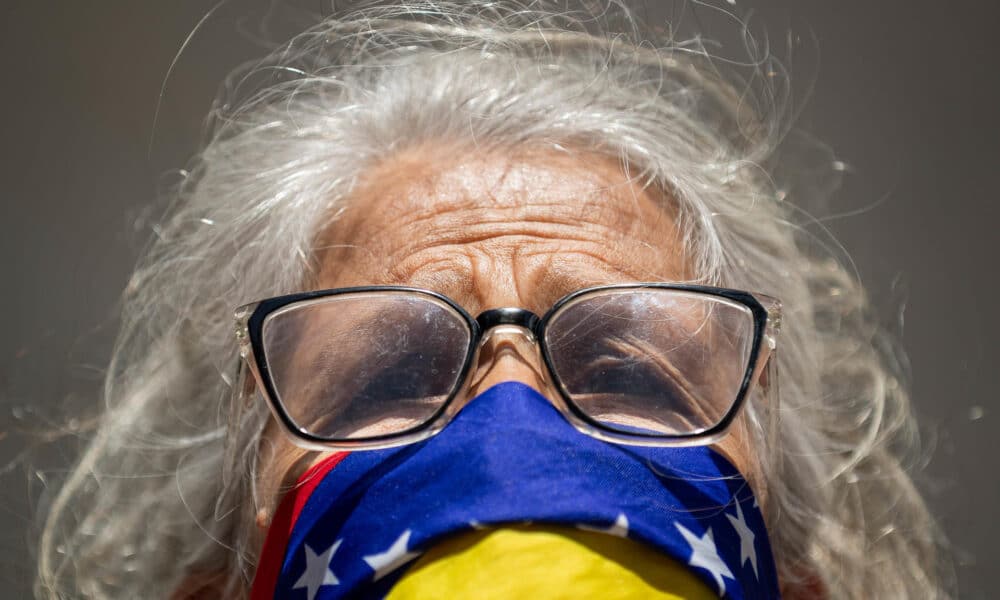 Fotografía del 21 de octubre de 2024 en donde una mujer participa en una manifestación frente a la sede de la ONU en Caracas (Venezuela). EFE/ Ronald Peña R.