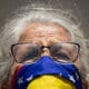 Fotografía del 21 de octubre de 2024 en donde una mujer participa en una manifestación frente a la sede de la ONU en Caracas (Venezuela). EFE/ Ronald Peña R.