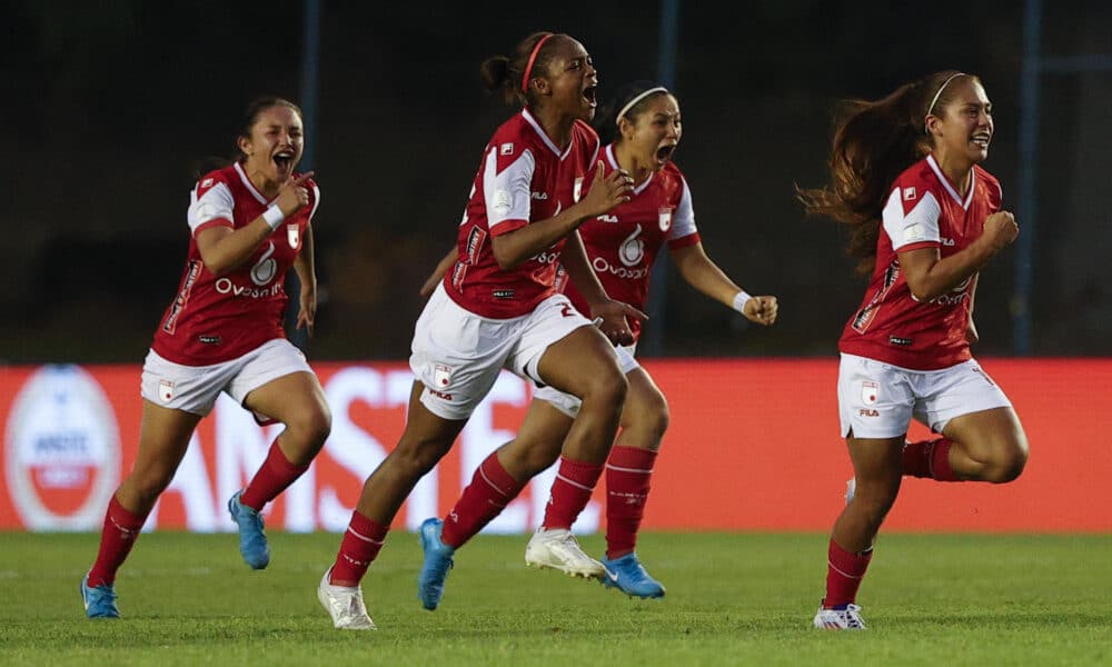 Jugadoras de Santa Fe celebran su paso a la final de la Copa Libertadores Femenina al ganar en penaltis al Independiente del Valle en Luque (Paraguay). EFE/ Juan Pablo Pino