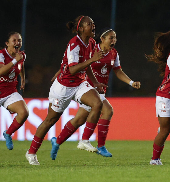 Jugadoras de Santa Fe celebran su paso a la final de la Copa Libertadores Femenina al ganar en penaltis al Independiente del Valle en Luque (Paraguay). EFE/ Juan Pablo Pino