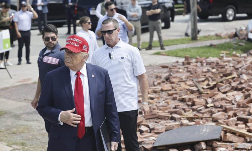 El candidato presidencial republicano, Donald J. Trump, llega para recorrer las zonas dañadas por el huracán Helene en Valdosta, Georgia, EE.UU., el 30 de septiembre de 2024. EFE/EPA/Erik S. Lesser