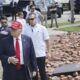 El candidato presidencial republicano, Donald J. Trump, llega para recorrer las zonas dañadas por el huracán Helene en Valdosta, Georgia, EE.UU., el 30 de septiembre de 2024. EFE/EPA/Erik S. Lesser