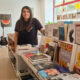 Beatriz Ballesteros es la dueña de Balqis, una de las librerías de referencia sobre Oriente Medio en España y, desde la nueva ubicación de su tienda, en el madrileño barrio de Arganzuela, recomienda diez libros para zambullirse, sin ahogarse, en la cuestión palestina y en la región. Rodeada de libros en el nuevo y luminoso local, que reabrirá sus puertas al público en los próximos días tras trece años instalada en la sede de Casa Árabe, Ballesteros rebusca con calma entre las estanterías una selección de títulos que permita al lector una aproximación a Palestina desde distintos ángulos: el de la política, la literatura, la fotografía, el cómic y la cocina.-EFE/ Jorge Fuentelsaz