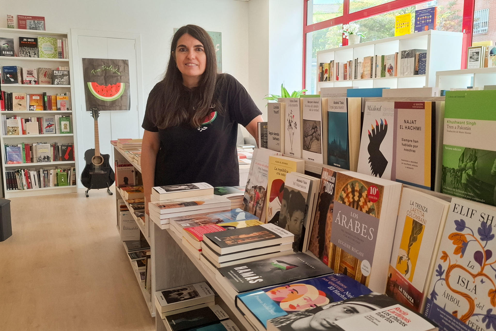 Beatriz Ballesteros es la dueña de Balqis, una de las librerías de referencia sobre Oriente Medio en España y, desde la nueva ubicación de su tienda, en el madrileño barrio de Arganzuela, recomienda diez libros para zambullirse, sin ahogarse, en la cuestión palestina y en la región. Rodeada de libros en el nuevo y luminoso local, que reabrirá sus puertas al público en los próximos días tras trece años instalada en la sede de Casa Árabe, Ballesteros rebusca con calma entre las estanterías una selección de títulos que permita al lector una aproximación a Palestina desde distintos ángulos: el de la política, la literatura, la fotografía, el cómic y la cocina.-EFE/ Jorge Fuentelsaz