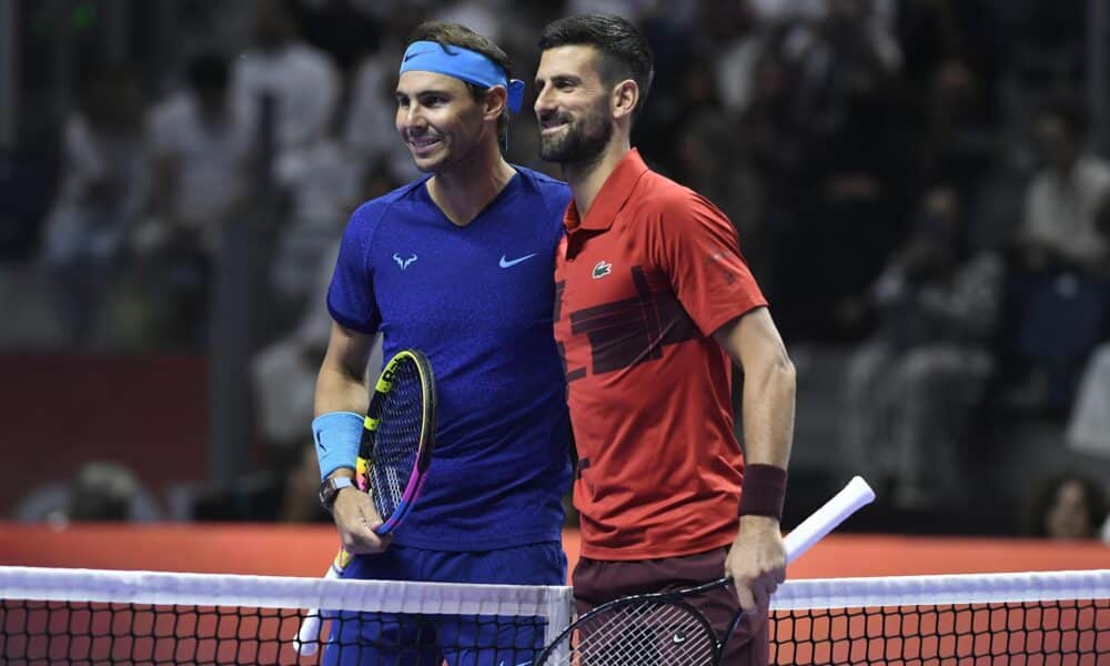 Los tenistas Novak Djokovic y Rafel Nadal (d) antes de empezar el partido del Six Kings Slam que se disputa en Arabia Saudita. EFE/EPA/STR