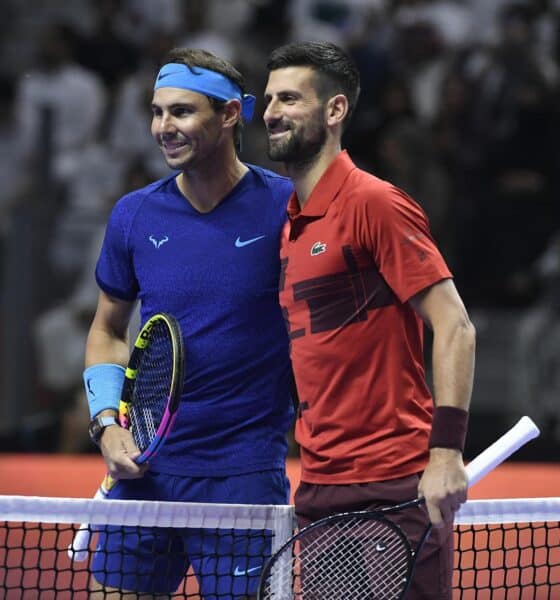 Los tenistas Novak Djokovic y Rafel Nadal (d) antes de empezar el partido del Six Kings Slam que se disputa en Arabia Saudita. EFE/EPA/STR