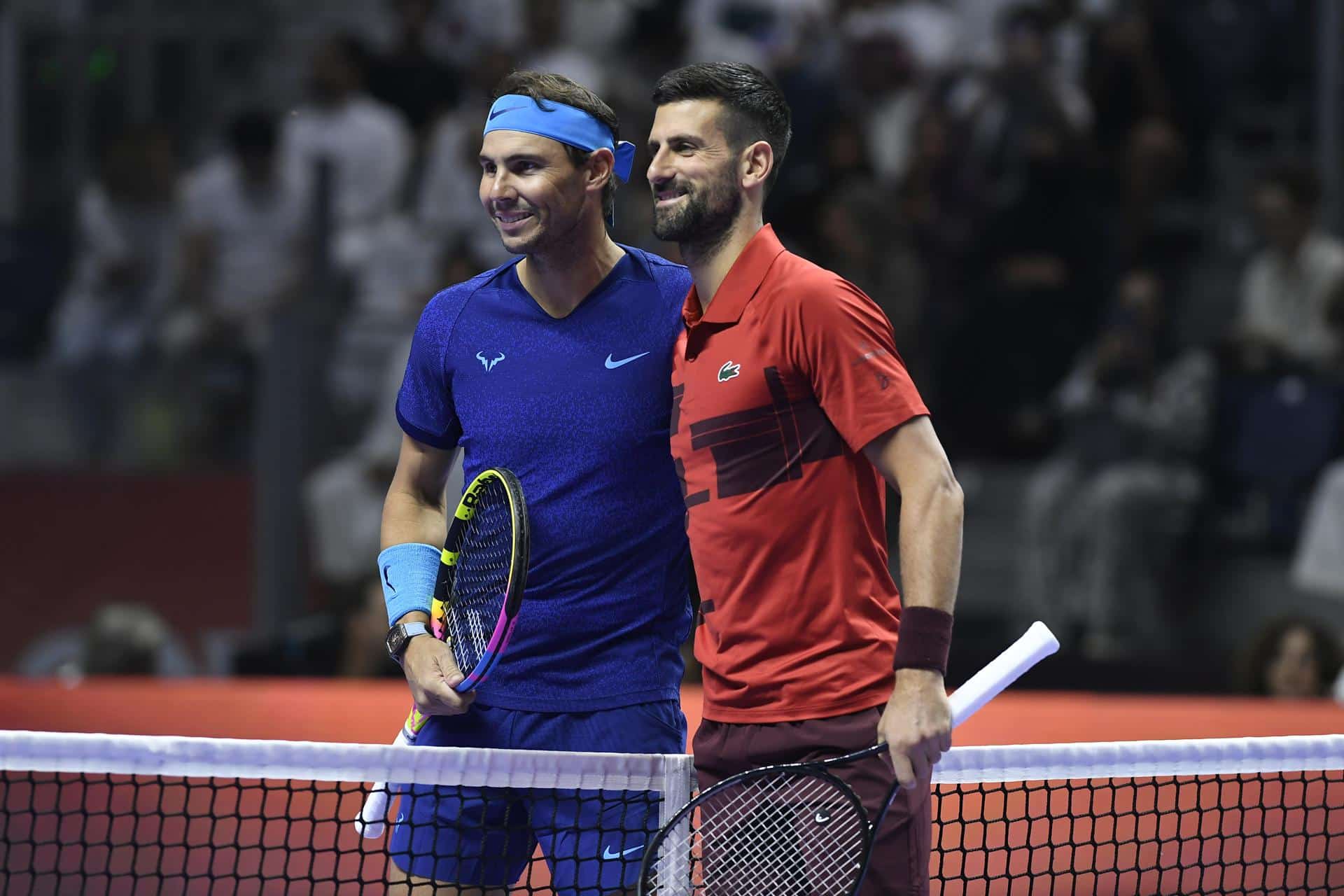 Los tenistas Novak Djokovic y Rafel Nadal (d) antes de empezar el partido del Six Kings Slam que se disputa en Arabia Saudita. EFE/EPA/STR