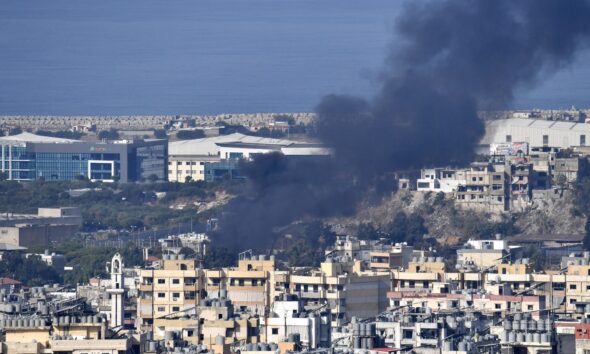 El humo se eleva tras un ataque aéreo israelí contra el Dahye, un suburbio del sur de Beirut (Líbano), el 16 de octubre de 2024. EFE/EPA/STR