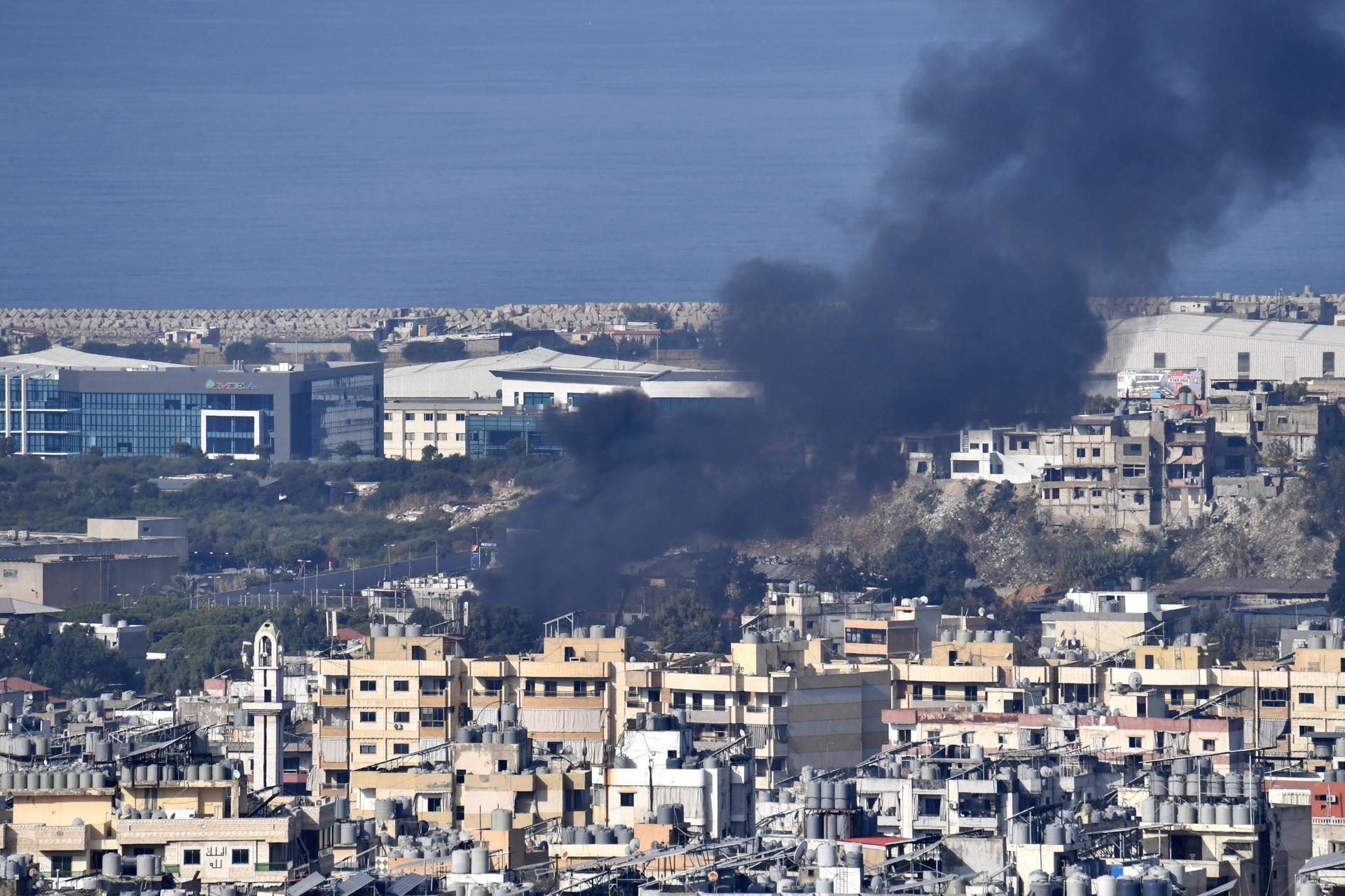 El humo se eleva tras un ataque aéreo israelí contra el Dahye, un suburbio del sur de Beirut (Líbano), el 16 de octubre de 2024. EFE/EPA/STR