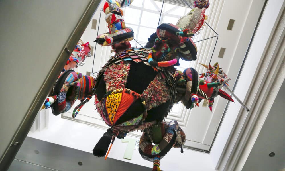 - La artista portuguesa Joana Vasconcelos inauguró este jueves en Rabat una exhibición que presenta dos de sus esculturas más monumentales, 'Mary Poppins' y 'Royal Valkyrie', y que trasladan a Marruecos un espíritu femenino guerrero, inspirado en los mitos nórdicos. 'Mary Poppins' es una gigantesca escultura colgante compuesta por tejidos artesanales multicolores, brocados, festones, borlas y botones. Con una longitud de siete metros, sus seis tentáculos se despliegan en el patio del Museo Mohamed VI de Arte Contemporáneo, que acoge la exposición. EFE/ Mohamed Siali