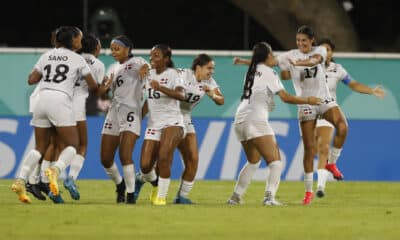 Jugadoras de Dominicana celebran un gol de Yuleinis Brito (3-i) en un partido del grupo A de la Copa Mundial Femenina sub-17. EFE/ Diana Sánchez