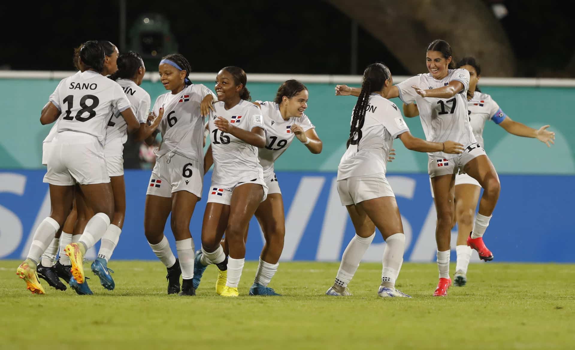 Jugadoras de Dominicana celebran un gol de Yuleinis Brito (3-i) en un partido del grupo A de la Copa Mundial Femenina sub-17. EFE/ Diana Sánchez