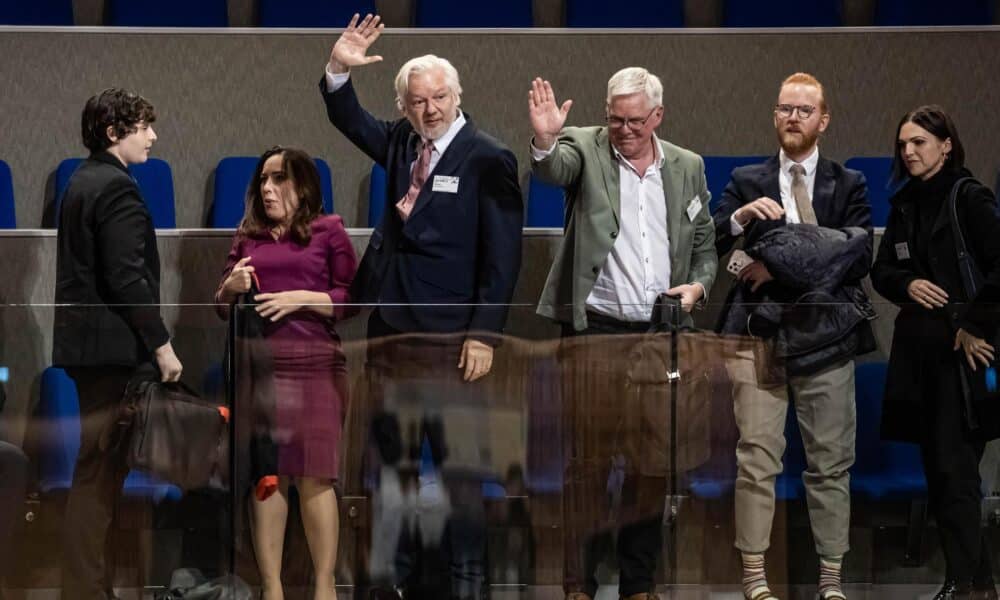 El fundador de WikiLeaks, Julian Assange, y su esposa Stella Assange en la Asamblea Parlamentaria del Consejo de Europa. EFE/EPA/CHRISTOPHE PETIT TESSON